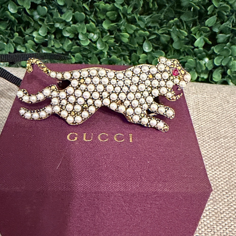 Gucci Gold and Pearl Panther double ring sz-s